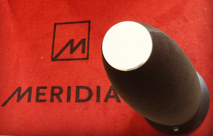M6 Meridian Audio на красном ковре